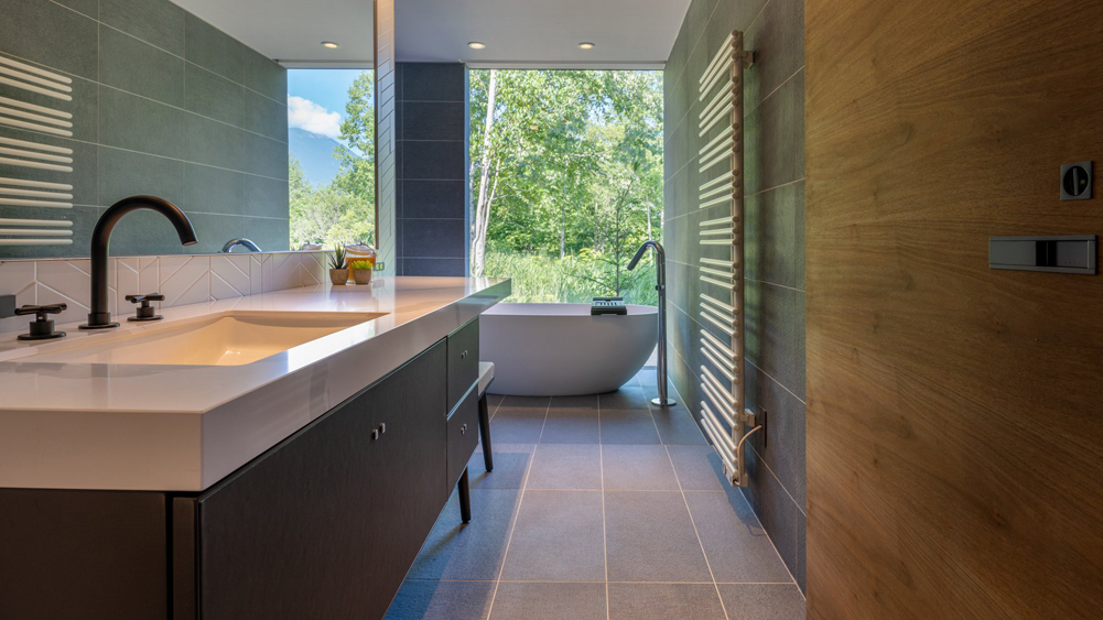 Rinzan Chalet - Master bedroom ensuite bathroom